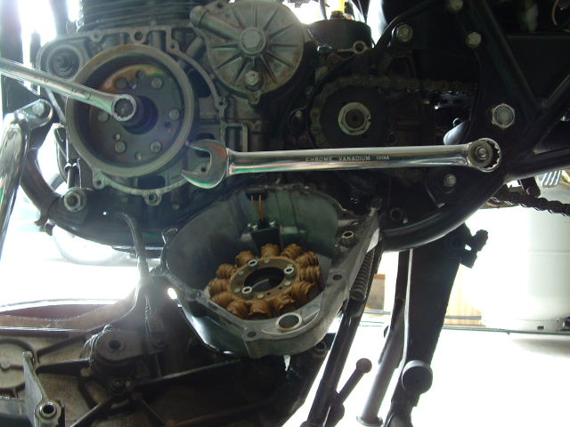 20070525explodedStarterClutch6-tightenRotorWrenchTrick.jpg